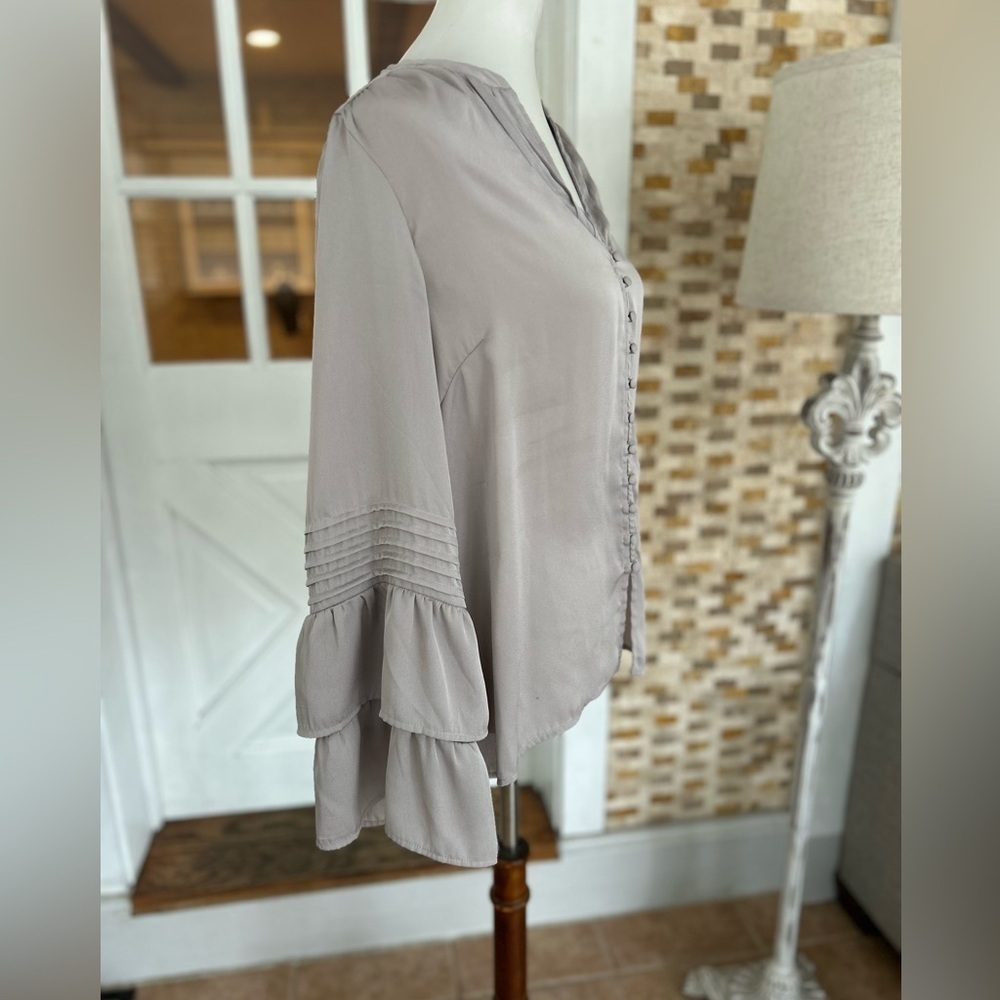 Soft surrounding ruffle sleeve button down blouse - Picture 4 of 7